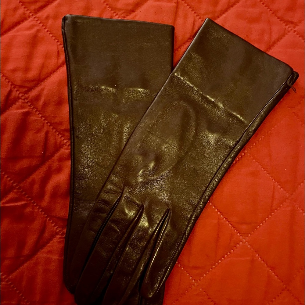 Elegant Bergdorf Goodman  Cordovan/Wine Color 100% Leather Gloves with Silk Lin.
